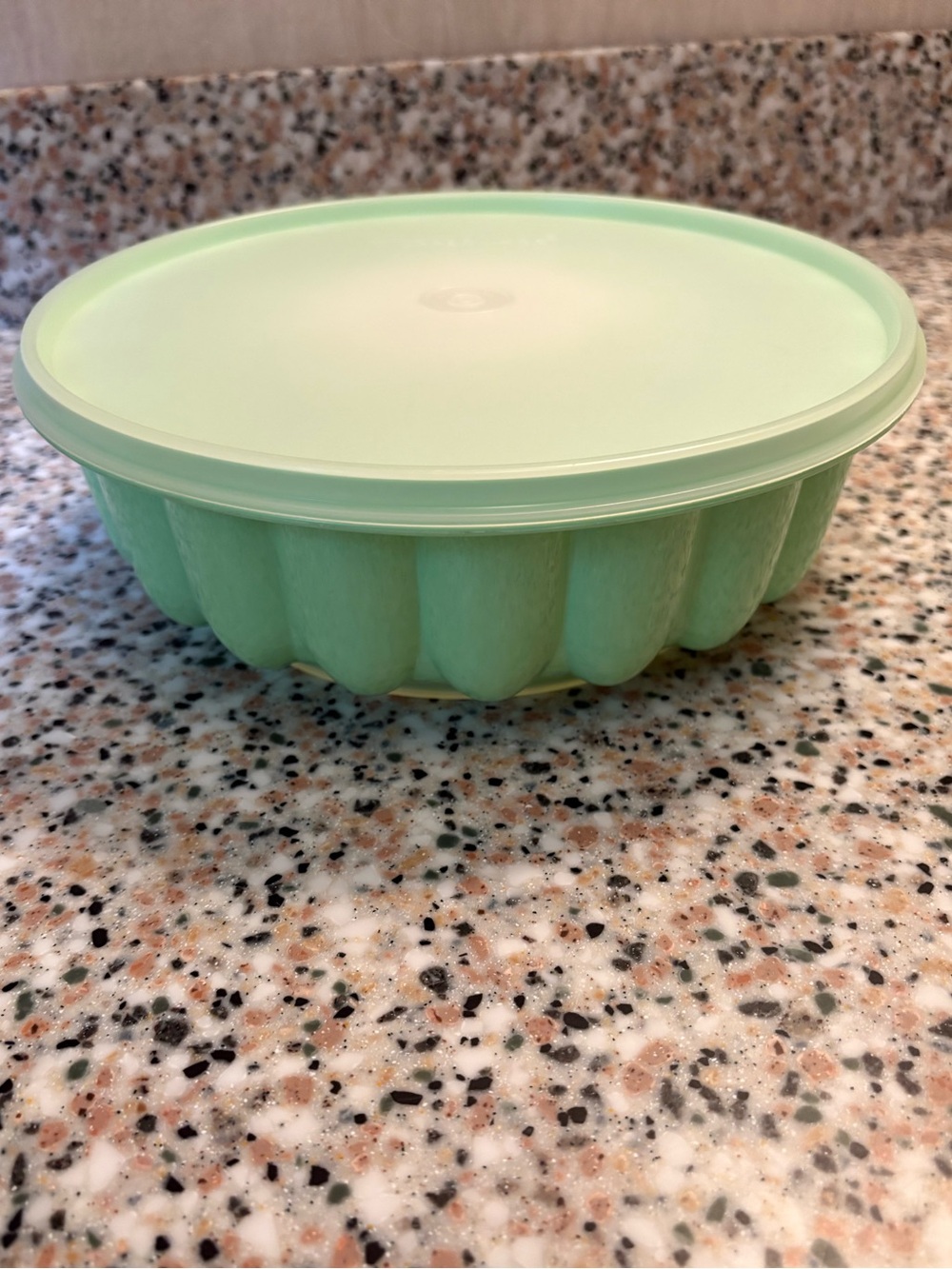EUC Vintage Tupperware Jello Mold